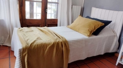 Almohadón de lanilla mostaza desflecado - comprar online