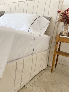 Cubresommier de algodón rayado crudo y gris. - comprar online
