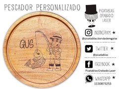 PLATO DE ASADO REDONDO CON GRABADO LASER: PESCADOR PERSONALIZADO - PICATABLAS GRABADO LASER