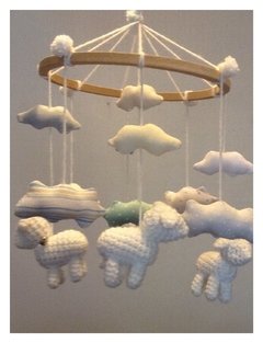Imagen de Móvil ovejitas al crochet  & nubes estampadas de tela