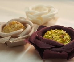 Fabric Flower Wrappers for Sweets Rounded Camellia (100 pieces) - Celebrity Forminhas de Doces Para Casamento