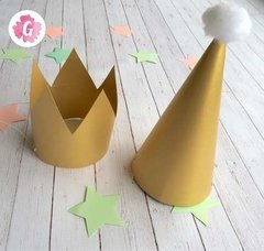 Bonete O Corona dorado o plateado con pompon