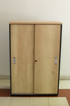 Mueble de guardado con 2 puertas corredizas