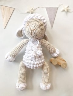 Muñeco tejido de apego - Ovejita amigurumi