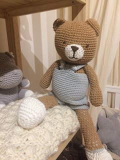 Muñeco tejido de apego - Oso con jardinero - comprar online