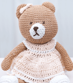 Muñeco tejido de apego - Osa con vestido - Amigurris