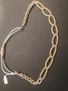 Vincha encantos de perlas Estilo Vuki802 - Novias Romina Albizu