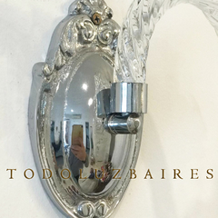 Aplique de pared de 1 luz con base de bronce cromada y brazo de vidrio - TodoLuzBaires
