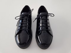 ZAPATILLA ACORDONADA CHAROL NEGRO FONDO GOMA NEGRO