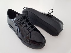 ZAPATILLA ACORDONADA CHAROL NEGRO FONDO GOMA NEGRO en internet