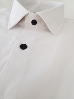 CAMISA ALG/ELAST BLANCA BOTON NEGRO