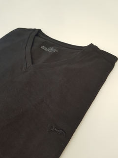 REMERA ESCOTE V ALGODON NEGRO - comprar online