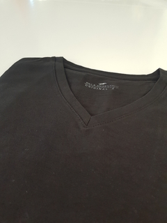 REMERA ESCOTE V ALGODON NEGRO