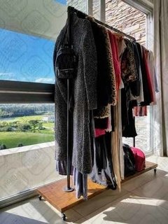Perchero Vestidor Doble De Pie Con Base y Estante de Madera de Álamo - comprar online