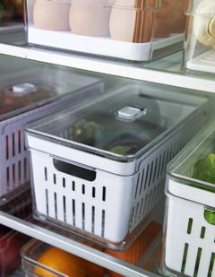 Organizador de geladeira com cesto da linha Clear Fresh da Ou foto produzida