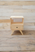 Mesa de luz retro baja con cajón