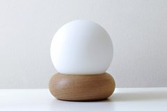 Lampara de mesa / escritorio 1 luz E27 de diseño minimalista cuerpo de madera y tulipa esferica de cristal opal satinado OBL.5 - comprar online