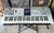 Oportunidad! Yamaha PSR E323 Teclado 61 teclas sensitivas con fuente