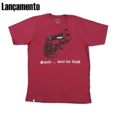 Camiseta Arma, Sorria...Espere Pelo Flash na internet