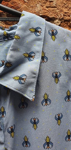 vestido camisa azul claro estampa abelhas - comprar online