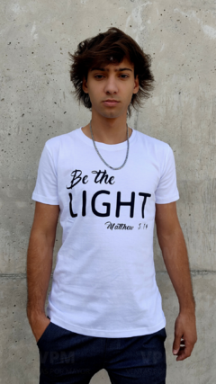 REMERA ESTAMPADA "Be The LIGHT" (COLOR BLANCO) - comprar online