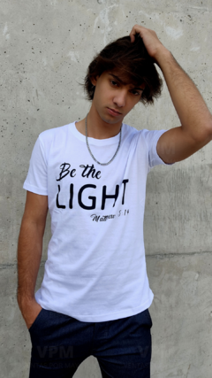 REMERA ESTAMPADA "Be The LIGHT" (COLOR BLANCO)