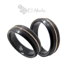 1213. Argollas negras en titanio con canal en oro rosado 18k, biseladas.