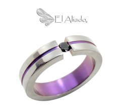 1355. Anillo de compromiso en titanio con canal fucsia.