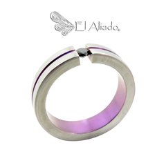 1355. Anillo de compromiso en titanio con canal fucsia. - comprar online