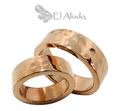 1376. Argollas de matrimonio martilladas en cobre.