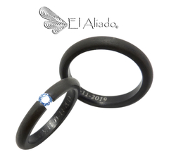1418. Argollas negras en titanio media caña. - comprar online