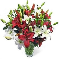 Florero de vidrio con lilium