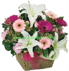 Arreglo en canasta con flores varias - comprar online