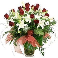 Florero con rosas y lilium