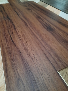 Piso Vinilico Roble Walnut Spc 5 mm con manta incorporada