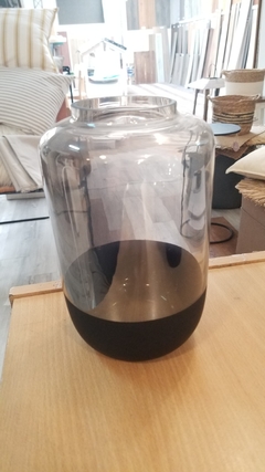 Jarron florero vidrio con base negra en internet