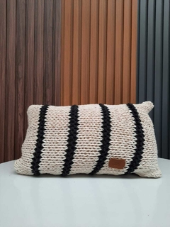 Almohadon decorativo tejido crudo y azul