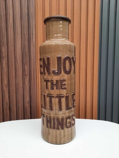 Botellon Florero Marron Inscripcion Enjoy the Little - comprar online