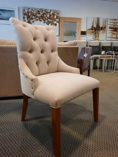 Silla tapizada Capitonne Pana Natural Patas Miel - Jaspe Deco