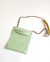Bandolera estilo morral.  Tiene 3 formas de usarla: bicolor y monocromo al hombro; y cortita juntado los dos topes.  Cuero + cordón trenzado. Forrería estampada.  Combinación única.  Uno a uno. Hecho en Argentina.