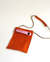 Bandolera estilo morral.  Tiene 3 formas de usarla: bicolor y monocromo al hombro; y cortita juntado los dos topes.  Cuero + cordón trenzado. Forrería estampada.  Combinación única.  Uno a uno. Hecho en Argentina.
