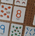 Juego por asociación de números y cantidades. Cartas didácticas. Receta de plastilina casera. Tienda de regalos. The Mix