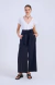 Pantalón ancho con cinturón incorporado de la misma tela a juego con pespuntes y dos bolsillos delanteros y dos en espalda falsos. Tu básico elegante para el día y la noche!  Género paper sand.