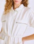 Vestido manga corta estilo safari con cierre y tira ajustable en cintura. Tiene cuello camisero y cuatro bolsillos, dos de ellos con cierre. Se puede usar recto más entallado ó abierto como parka kimono! Clara Ibarguren. The Mix