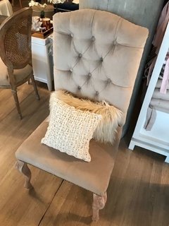 SILLA CAPITONE CON CURVA SUPERIOR