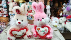 CONEJO C/CORAZON 35CM