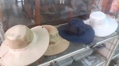 Sombreros livianos ala ancha
