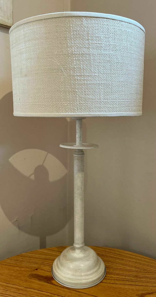 LÁMPARA DE MESA PATINADA CON DETALLE PLATITO