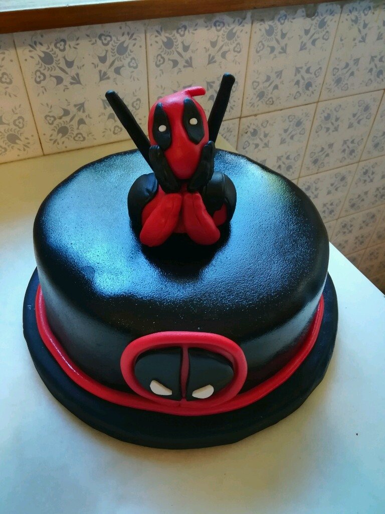 Torta de diseño Deadpool - AppCake Pastelería