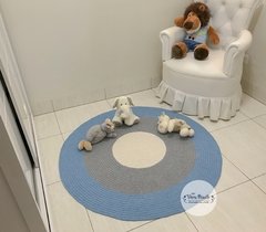 Decoração quarto de bebê e infantil tapete off white, azul claro e cinza 